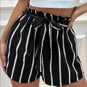 🌟F21 B&W Stripe Paperbag shorts🌟